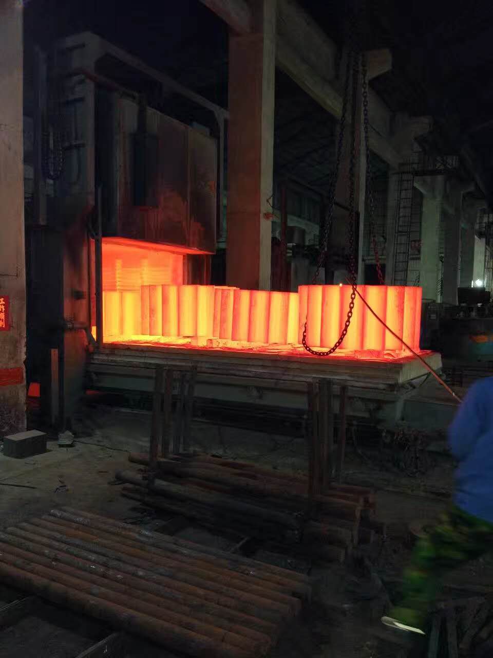 草莓色视频熱處理廠的模具材料及熱處理加工工藝